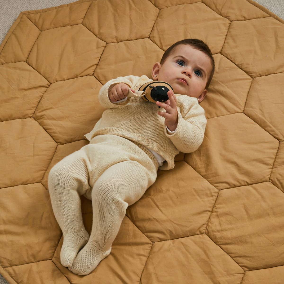Tapis de jeu nid d'abeille en coton PLANET BEE jaune, LORENA CANALS