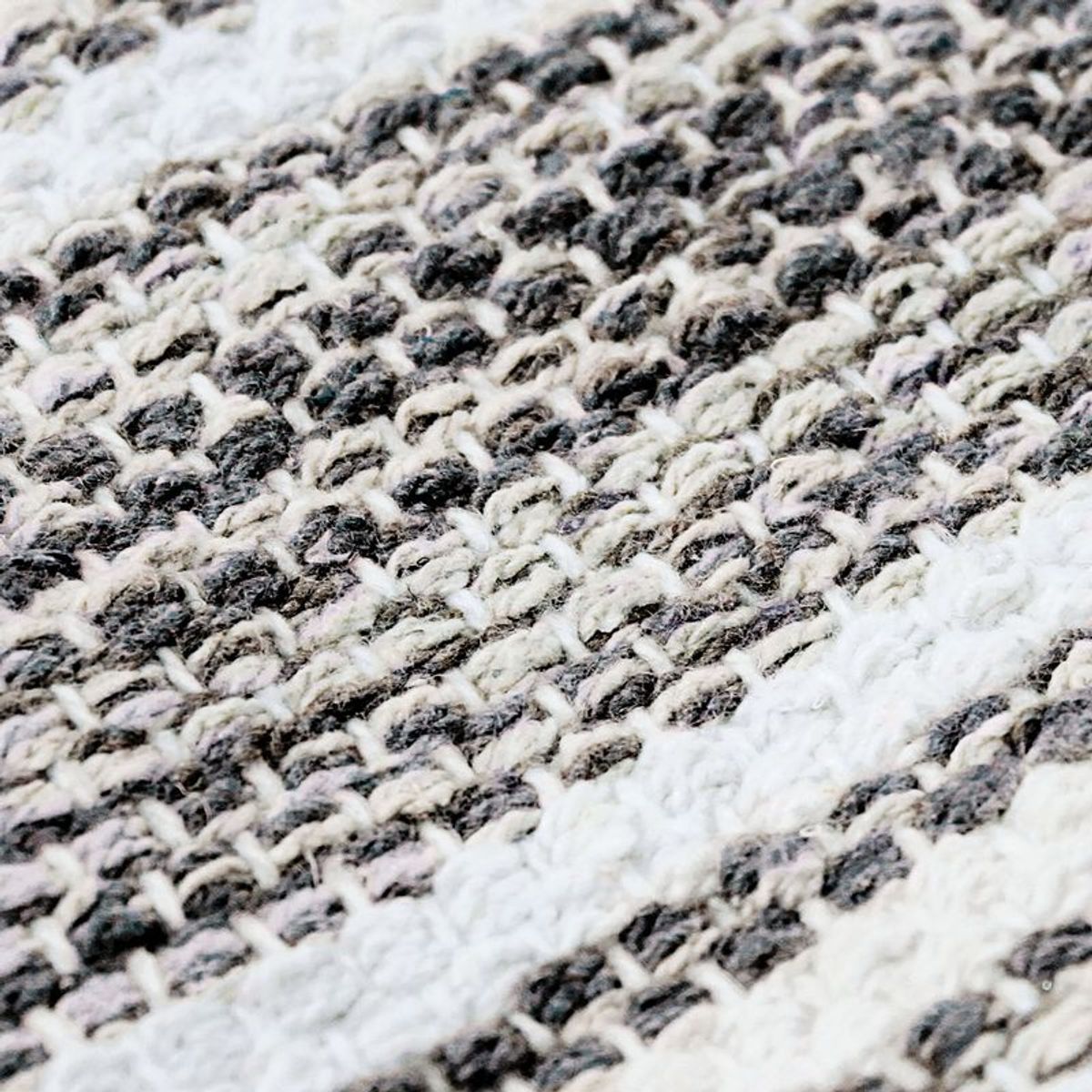 Tapis salon artisanal en coton noir gris blanc, THE DECO FACTORY
