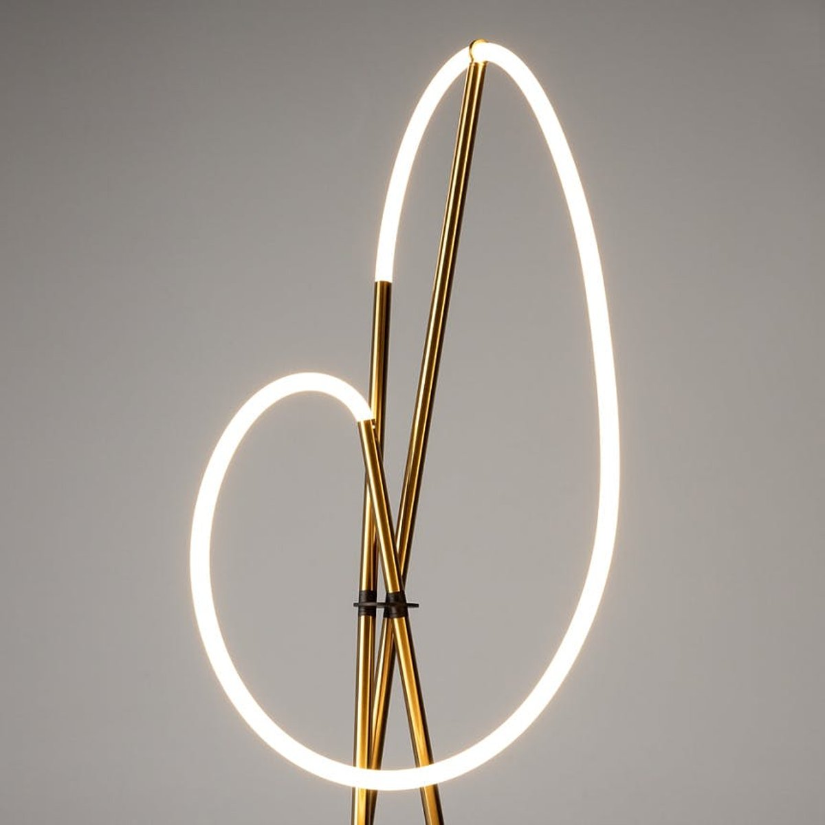 Lampadaire design tube lumineux à LED AURORA doré, PIER IMPORT