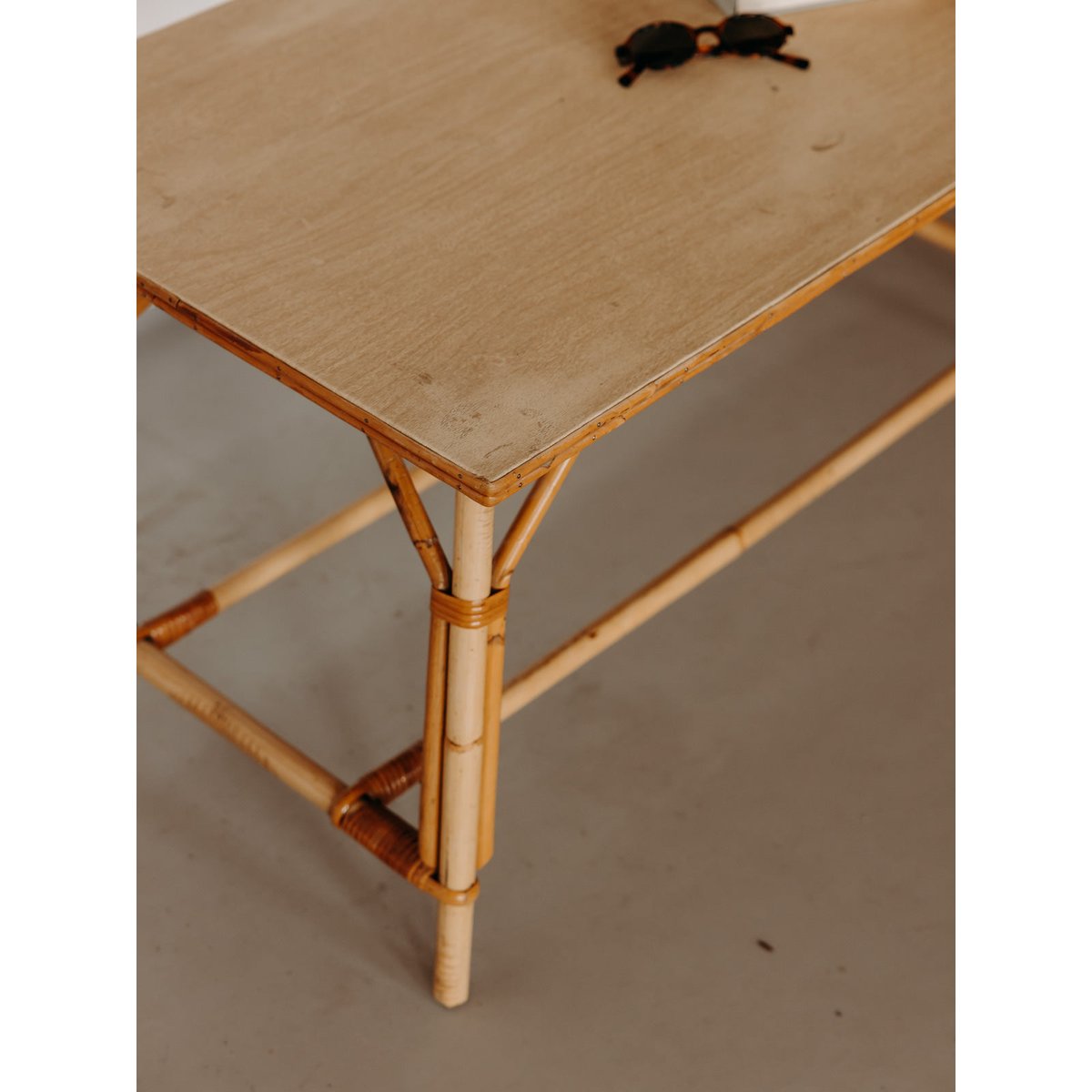 Grande table basse en bois et rotin Léonie N°1574 - Bon état bois clair, DEBONGOUT