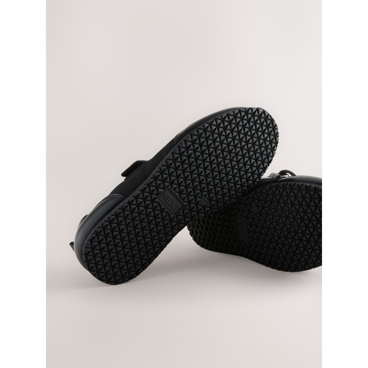 Baskets de sport style babies noir, NEXT