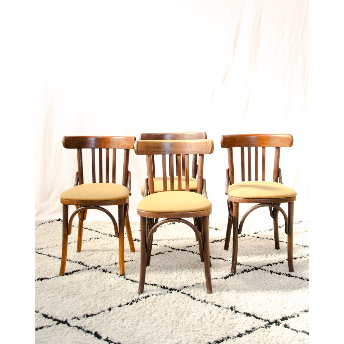 Lot de 4 chaises en hêtre et tissu Claude N°1742 - Bon état bois foncé, DEBONGOUT