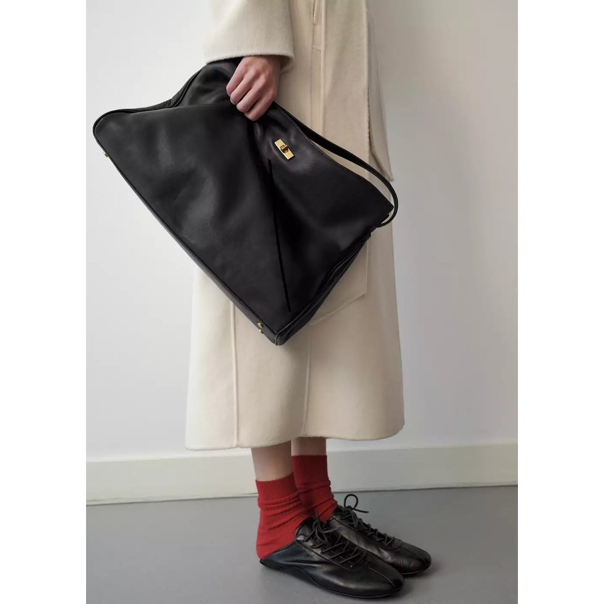 Sac cabas en cuir avec breloque et miroir noir, MANGO