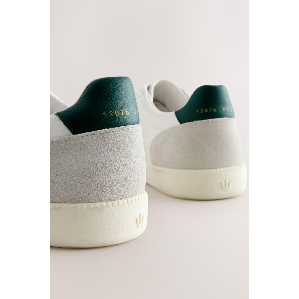 Baskets à lacets chic et es avec daim blanc, NEXT