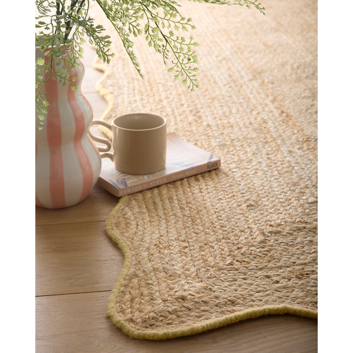 Scalloped Jute Handwoven Border Rug yellow, SO'HOME