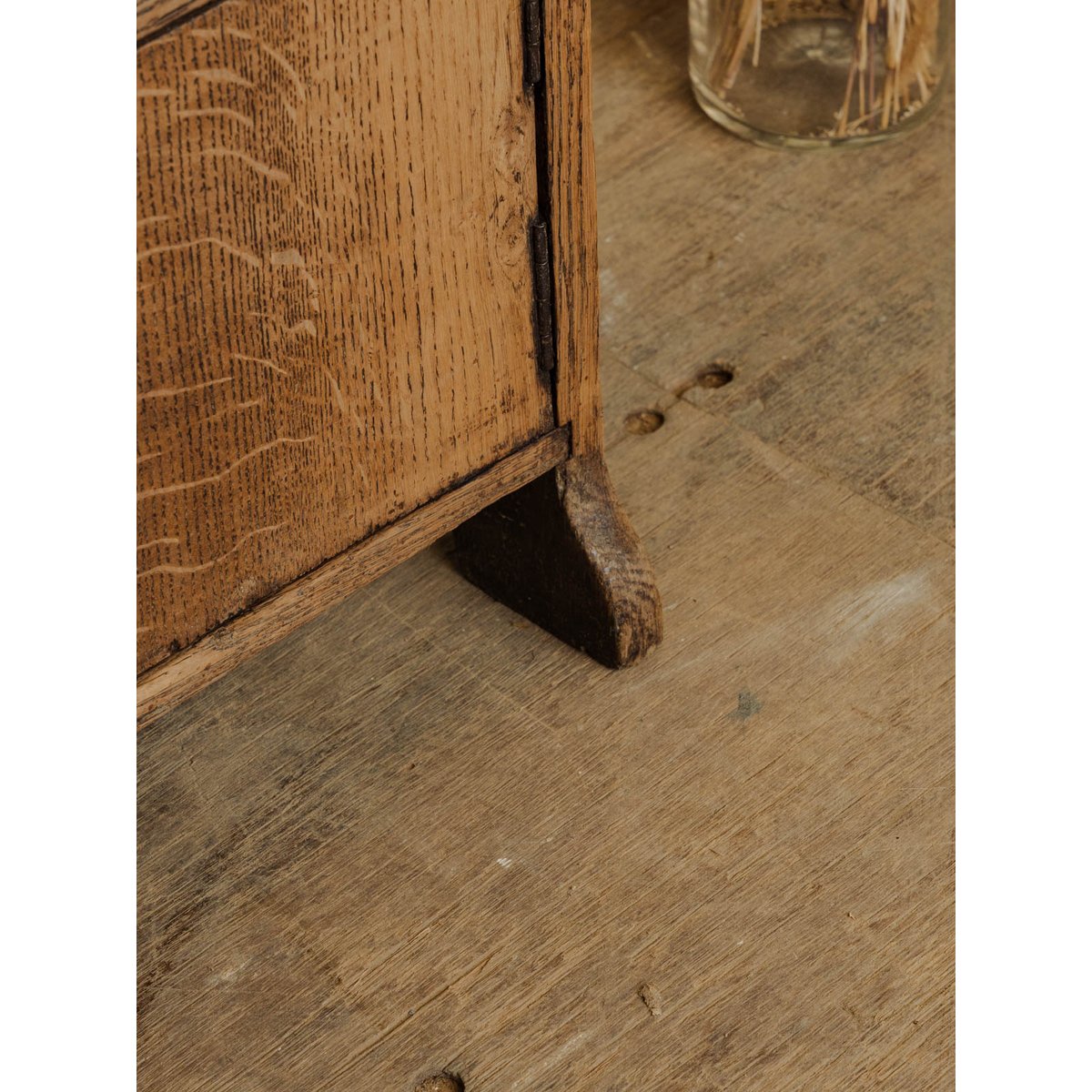 Table de chevet en bois Odile N°1439 - Bon état bois foncé, DEBONGOUT