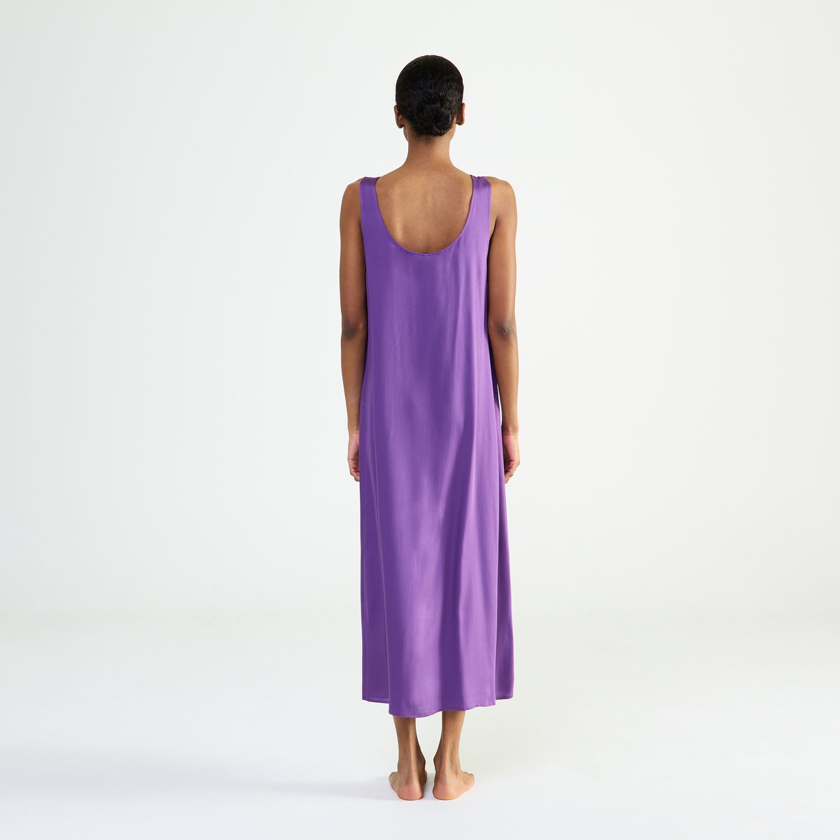 Chemise de nuit longue col rond en satin SILLAGE violet, LAURENCE TAVERNIER