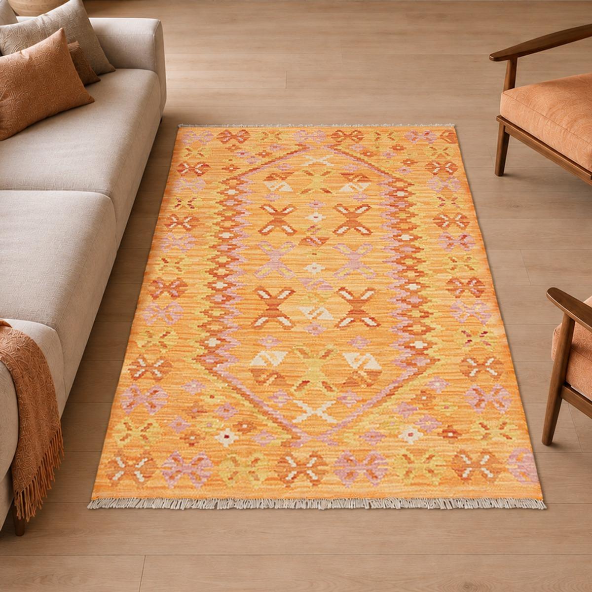 Tapis kilim au motif ethnique, tissé à plat en laine naturelle orange, rose, rouge, UN AMOUR DE TAPIS