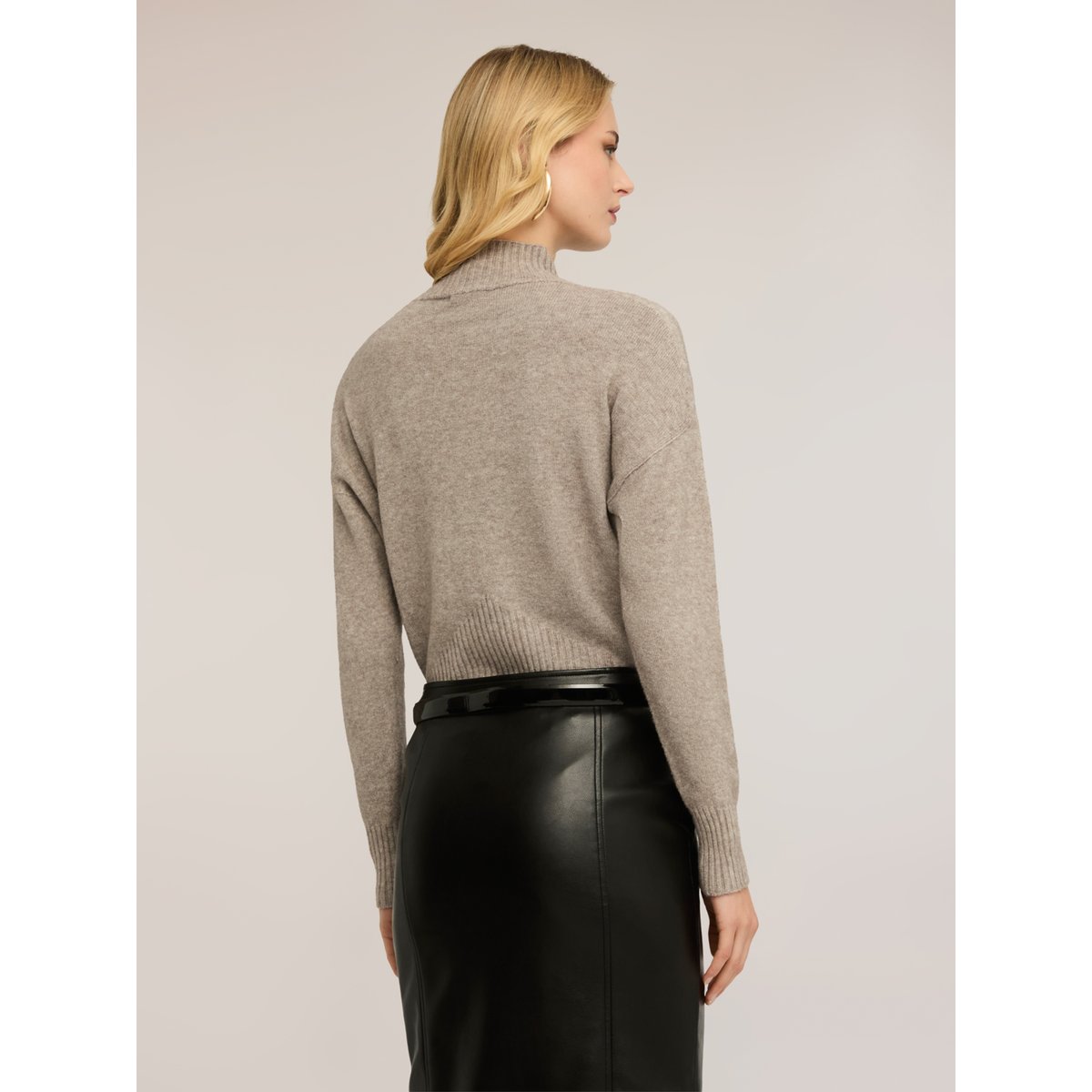 Pull col roulé côtelé en viscose beige, MOTIVI