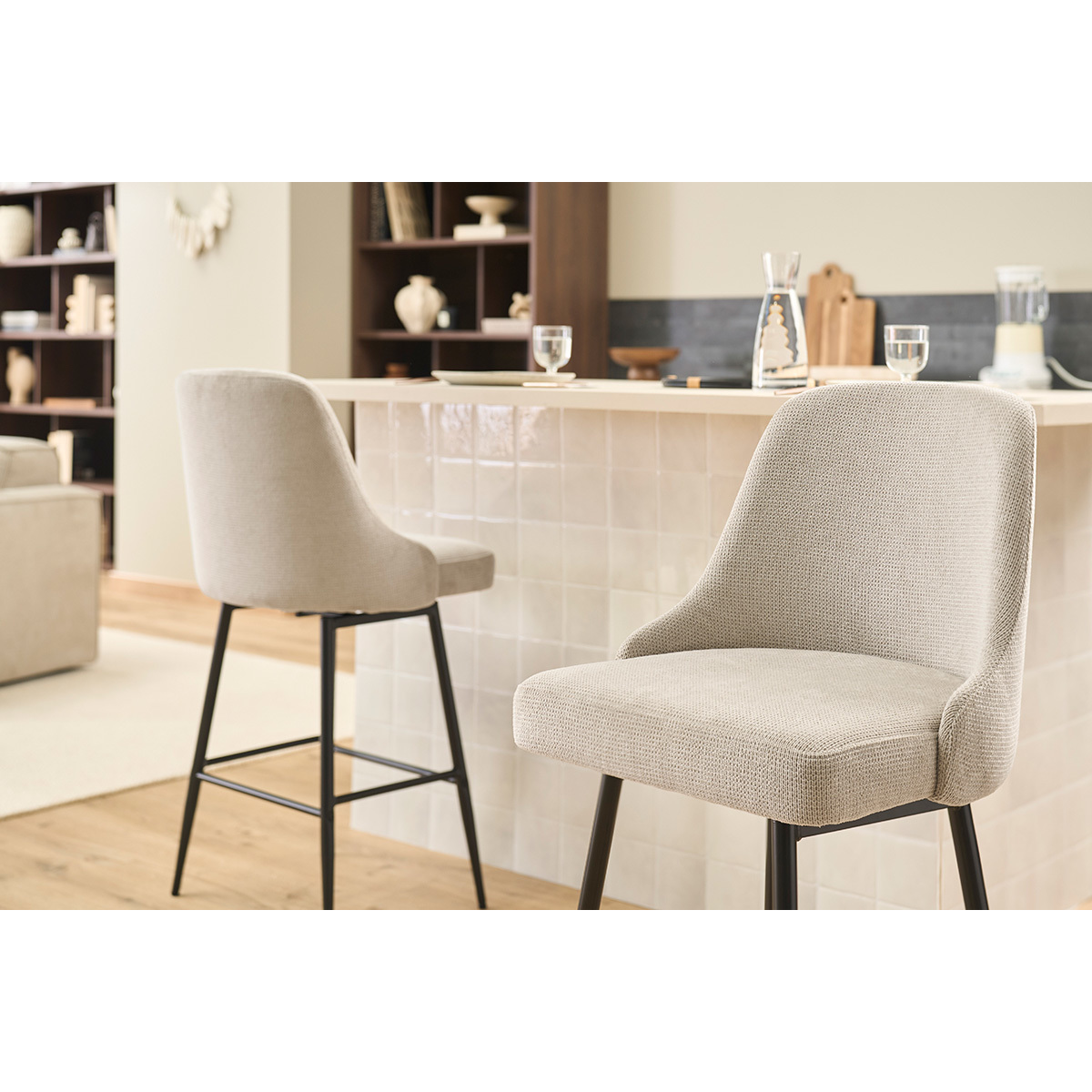 Tabourets de bar pivotants 360° en tissu chenille terre brûlée et métal H66 cm (lot de 2) HASTA beige, MILIBOO