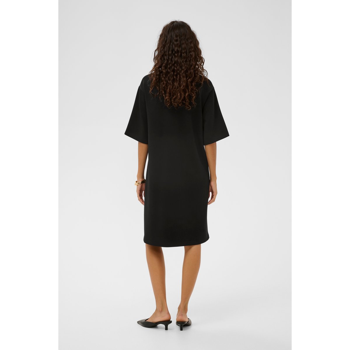 Robe noir, SOAKED IN LUXURY