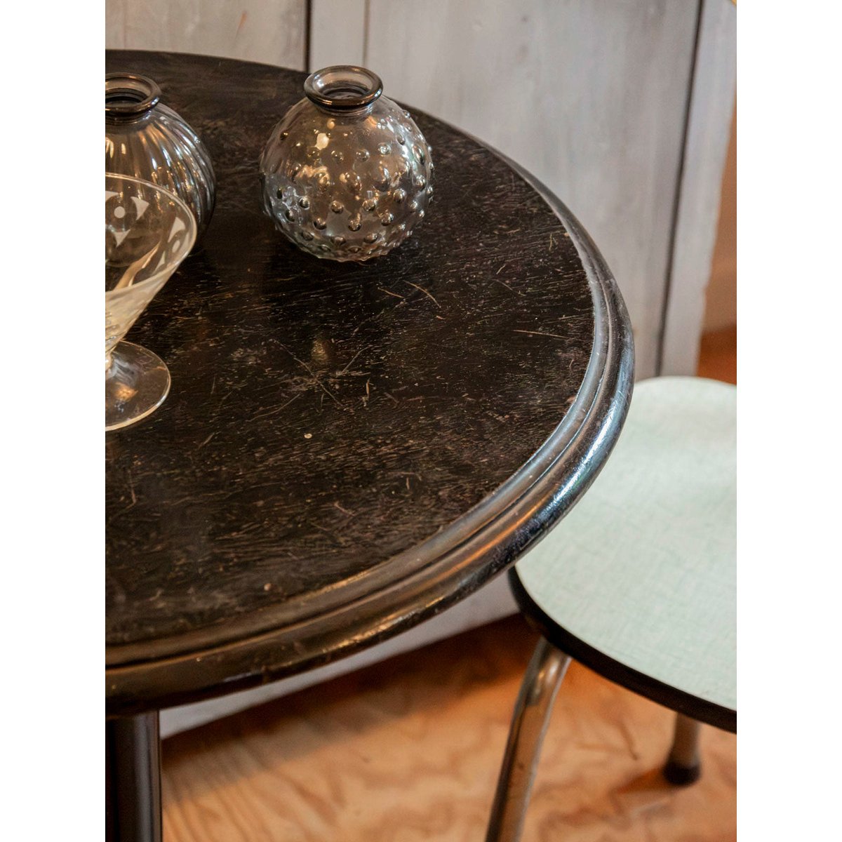 Table d'appoint au pied sculpté Francine N°1611 - Bon état noir, DEBONGOUT