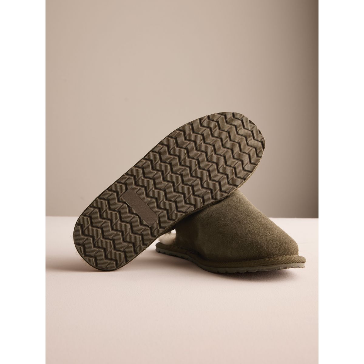 Chaussons mules fins en daim vert kaki, NEXT