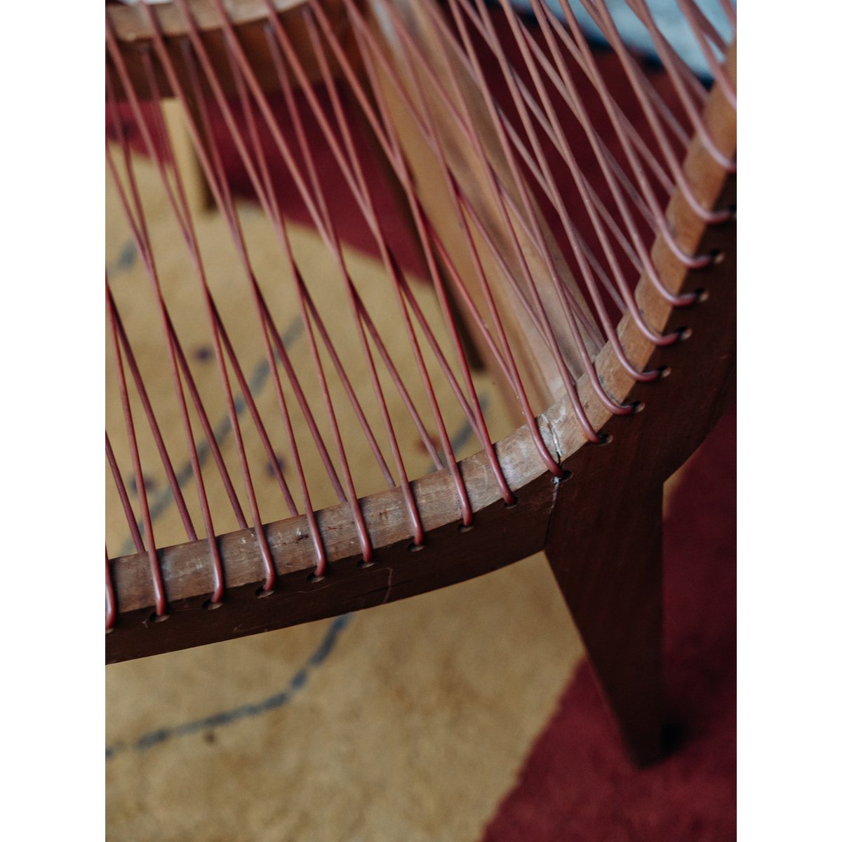 Paire de chaises en scoubidou Alma N°141 - Bon état bois, DEBONGOUT