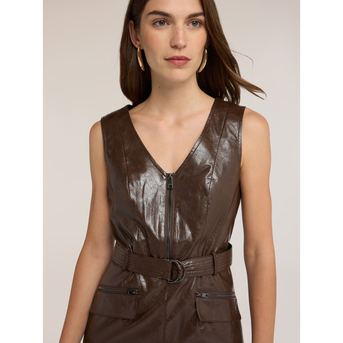 Robe fourreau effet crinkle avec ceinture et poches zippées marron, MOTIVI