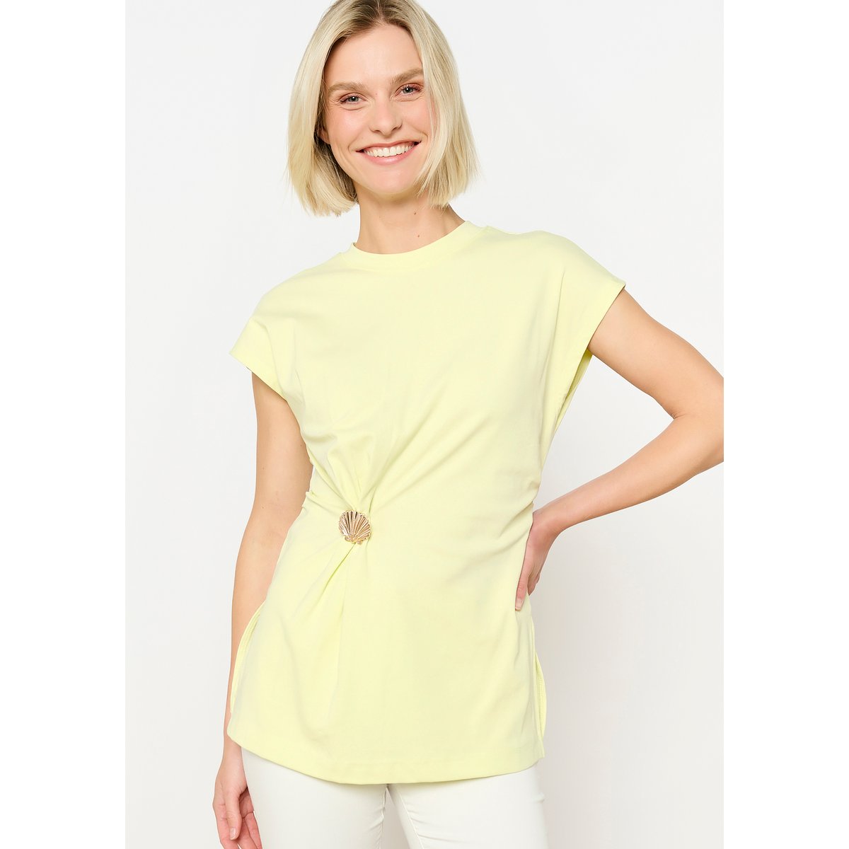 T-shirt détail broche jaune pastel, LOLALIZA