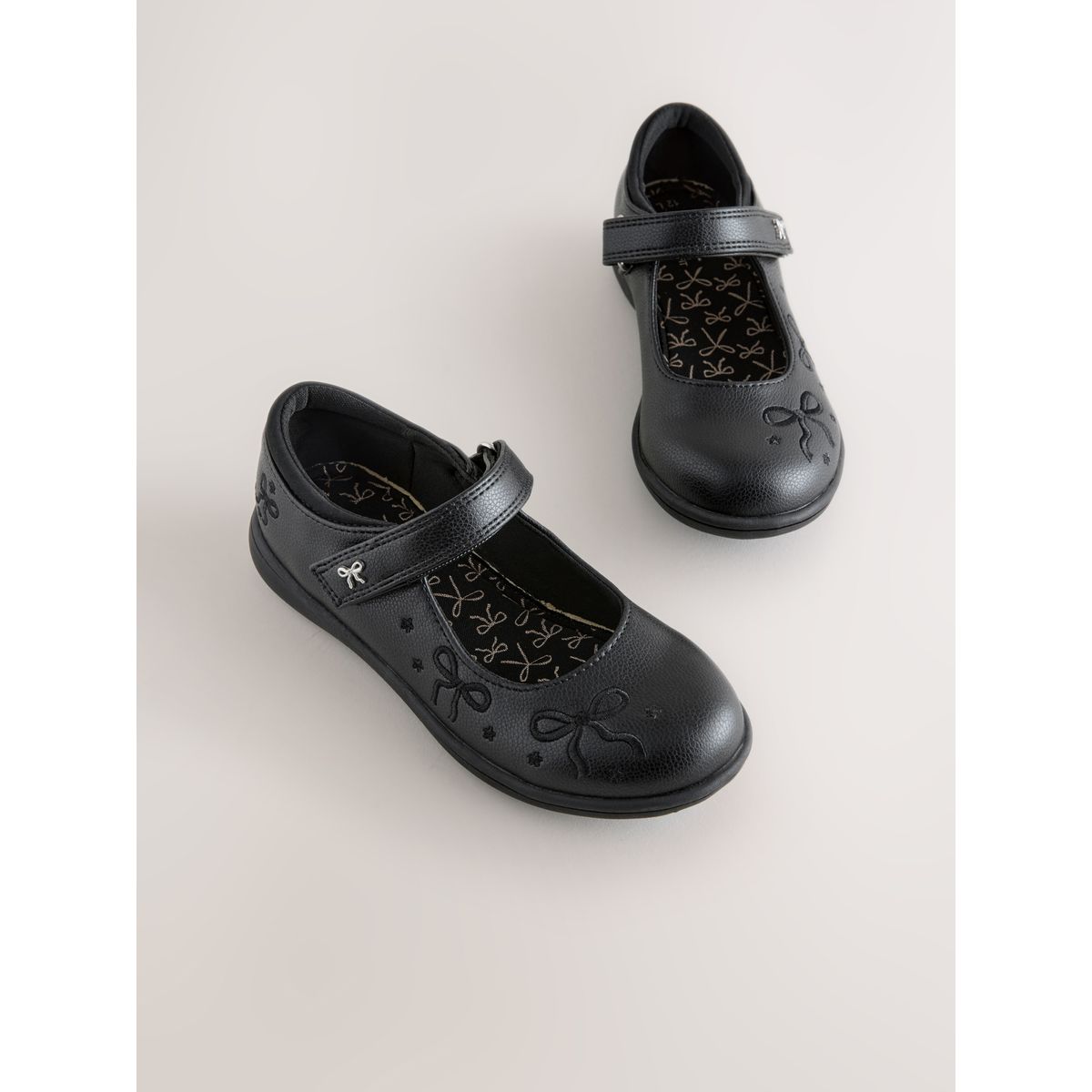 Babies d'école avec nœud brodées noir mat, NEXT