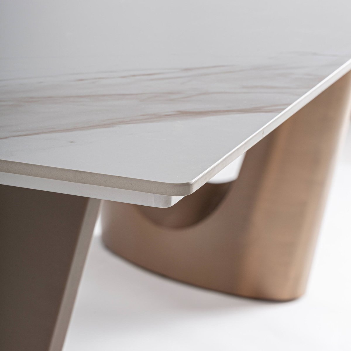 Table à manger contemporaine blanc cassé et cuivre, RECOLLECTION