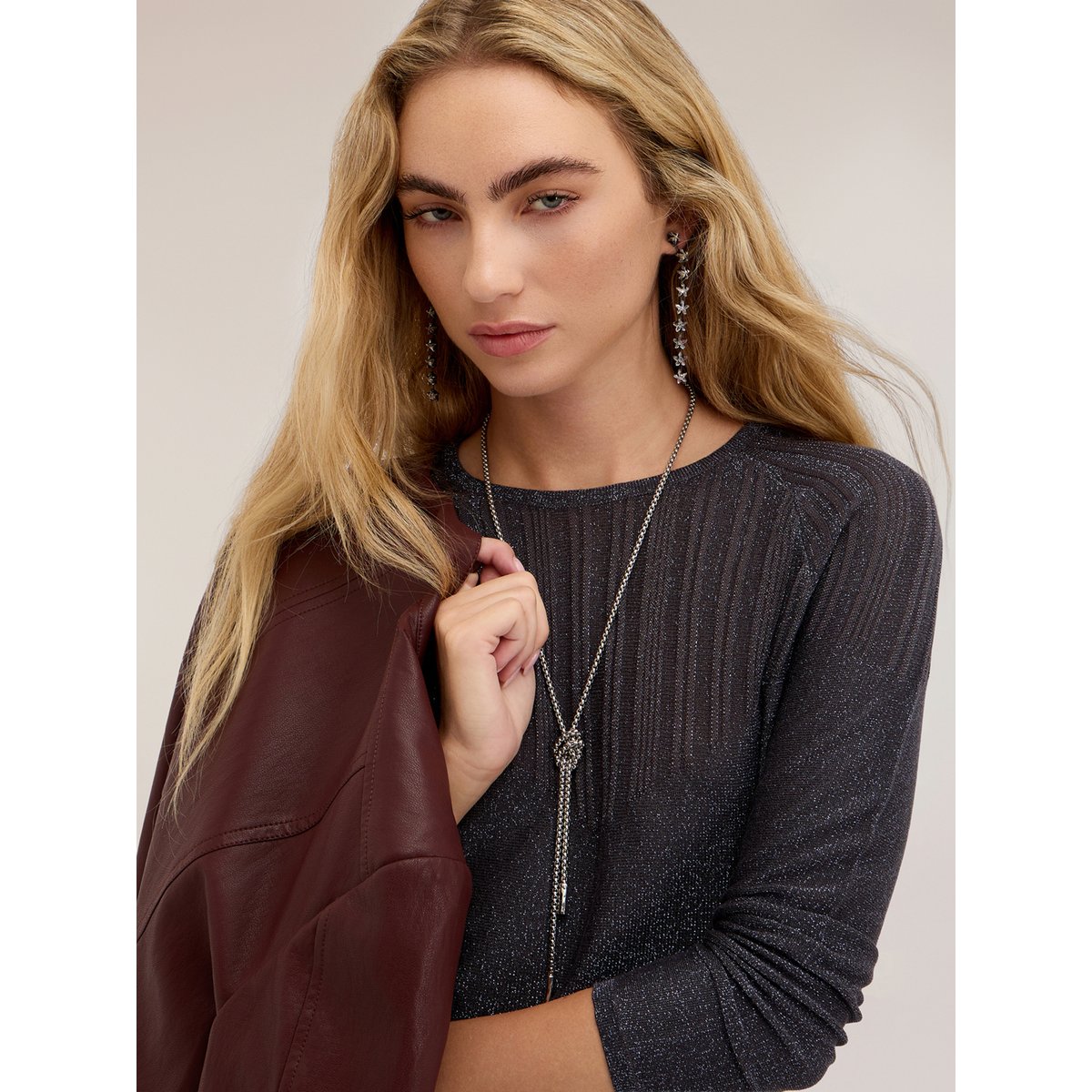 Pull ras du cou gris, MOTIVI
