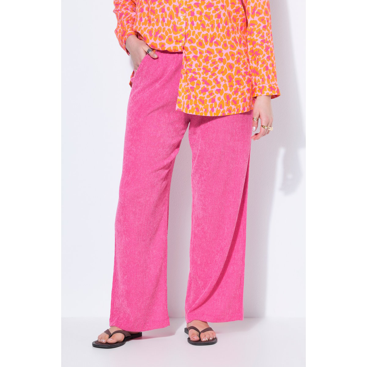 Pantalon jambes larges, texturé rose fluo, STUDIO UNTOLD