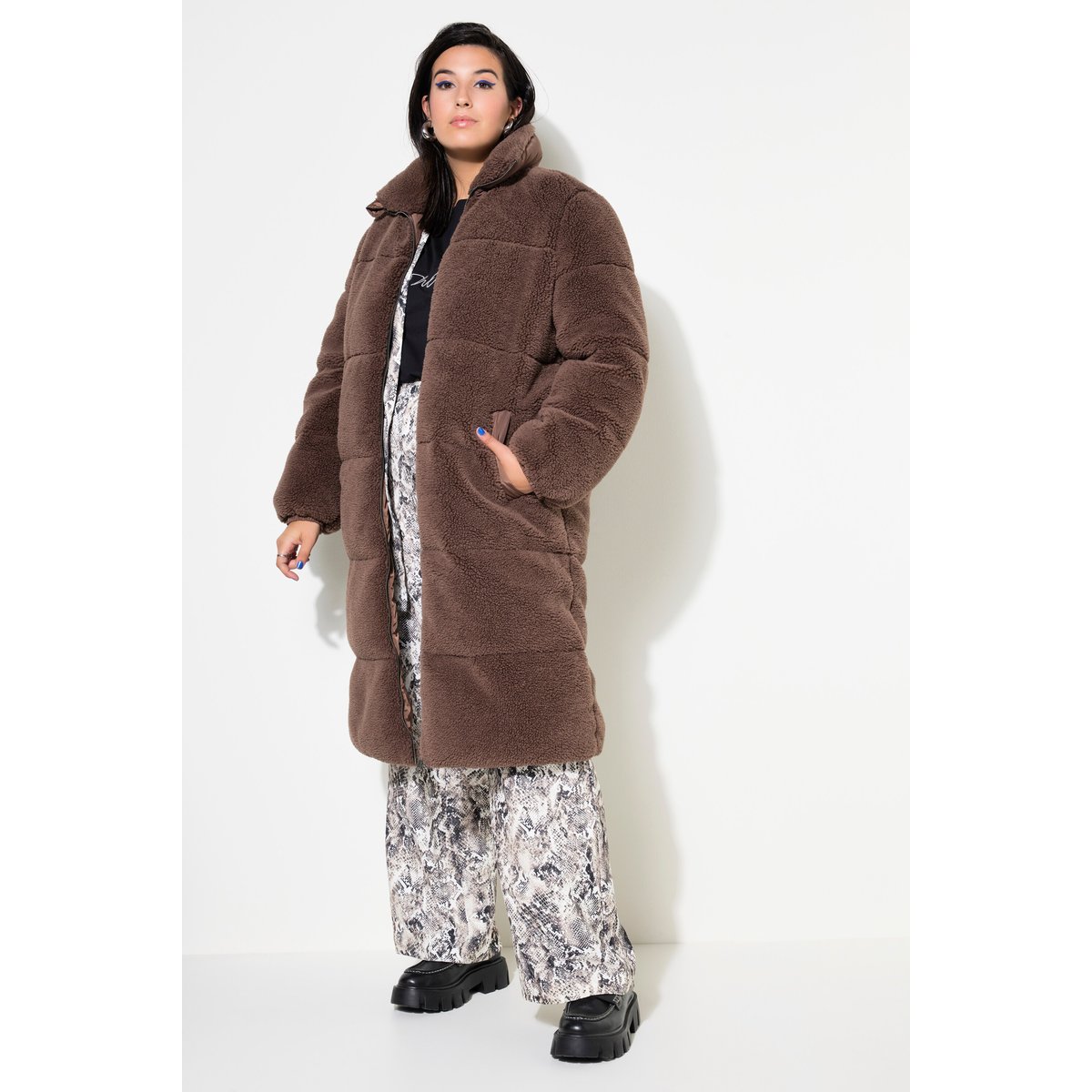 Doudoune longue en polaire bouclée. Épaules marron foncé, STUDIO UNTOLD