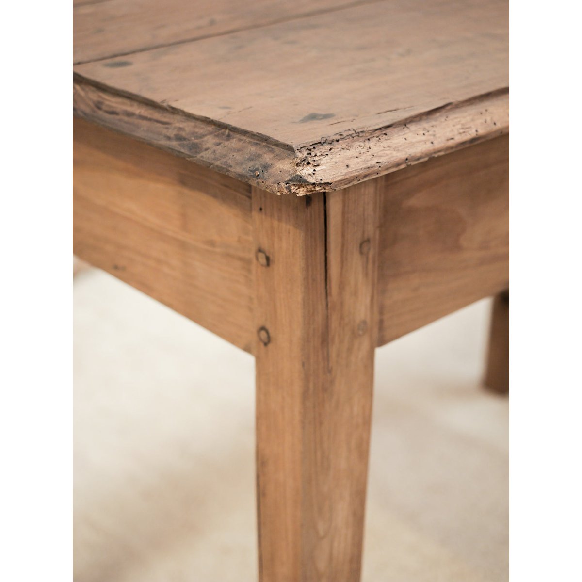 Petite table à manger en bois massif Romy N°1546 - Bon état bois foncé, DEBONGOUT