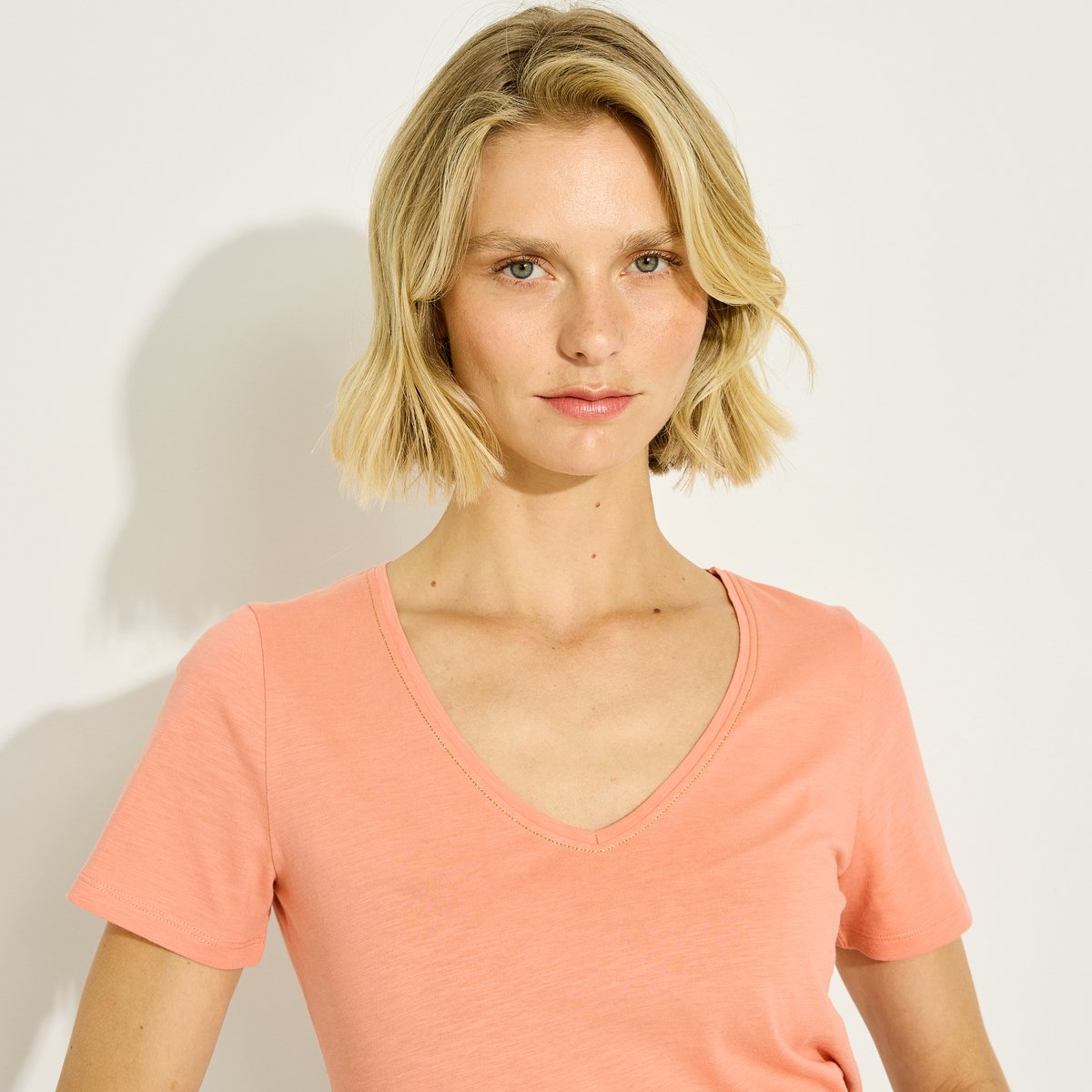 T-shirt uni à col V orange, GRAIN DE MALICE