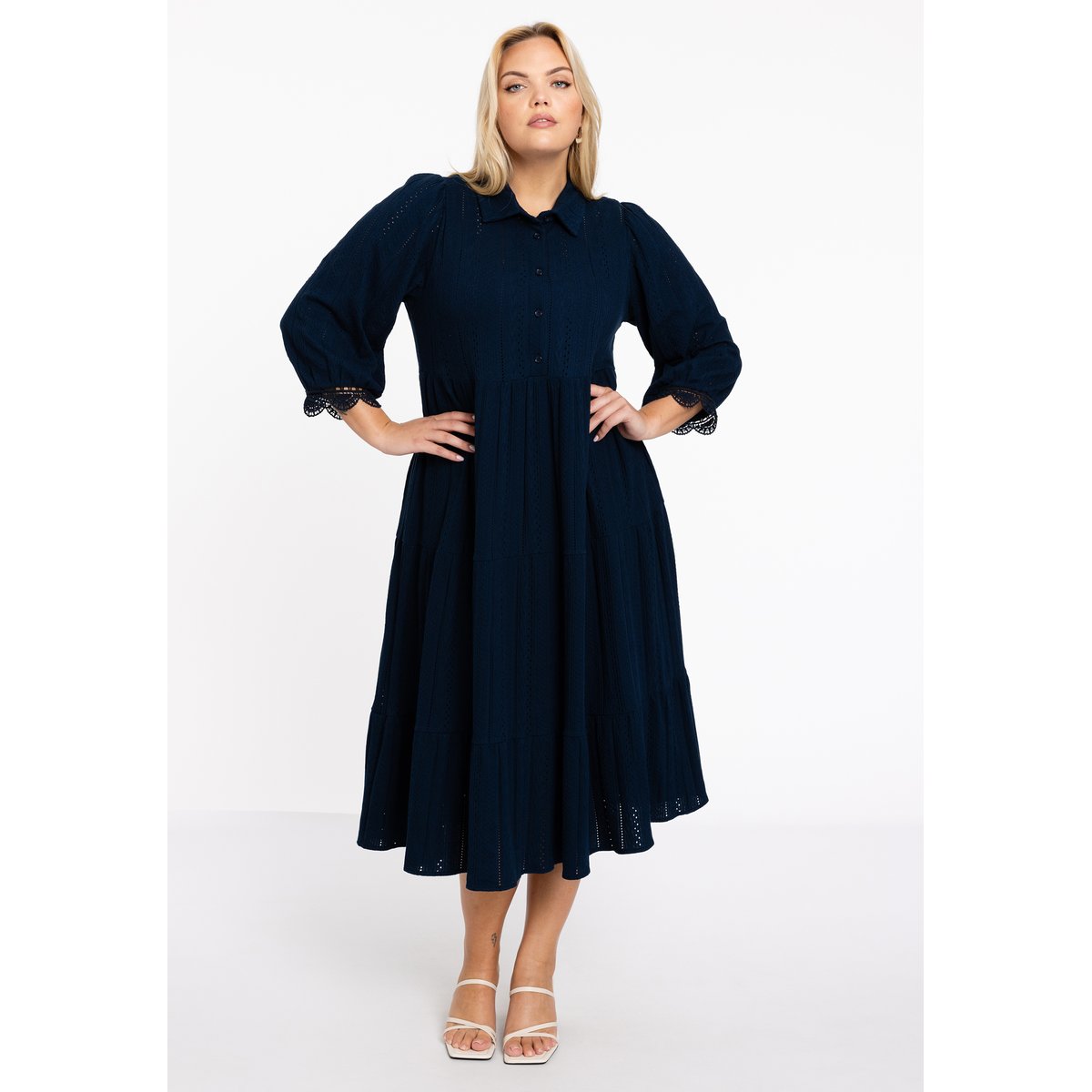 Robe en dentelle bleu, YOEK
