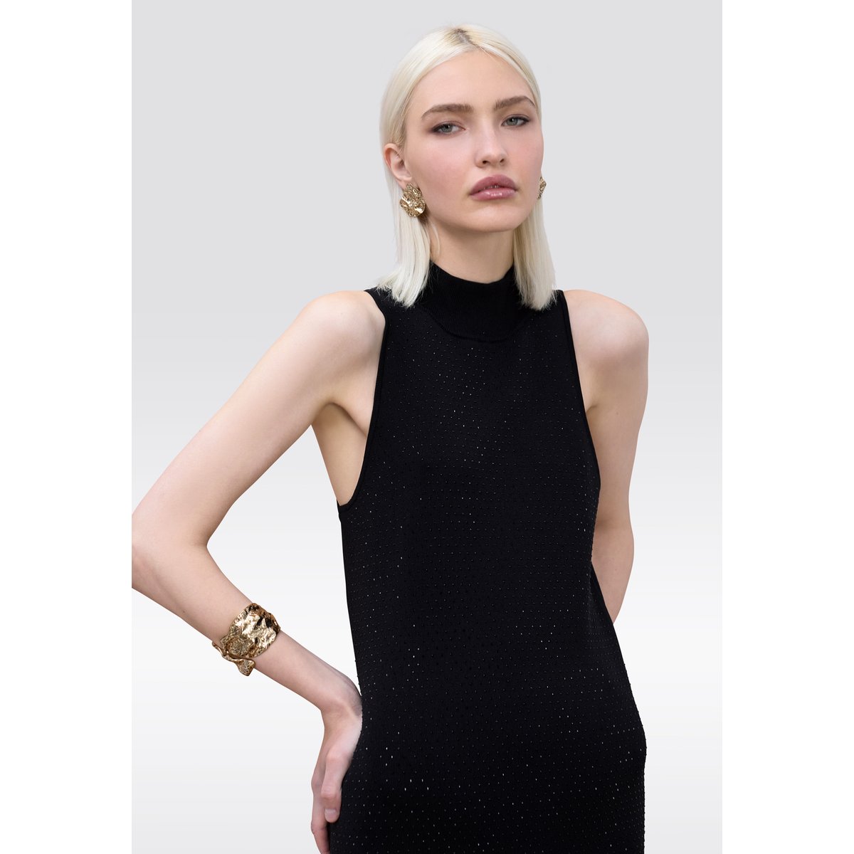 Robe longue à col montant brodée de strass noir, LOLA CASADEMUNT