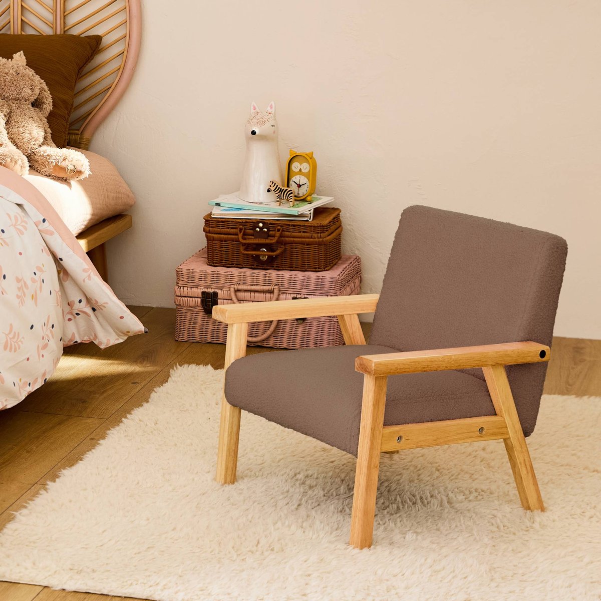 Fauteuil scandinave enfant bouclette et bois d'hévéa ISAK KID taupe, SWEEEK