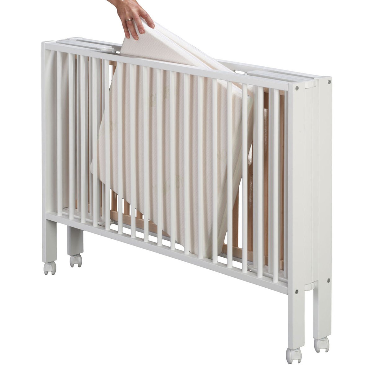 Lit pour enfant à barreaux pliable 60x120 cm avec matelas, Bois naturel blanc, TISSI