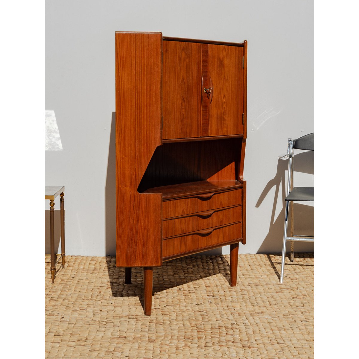 Grand buffet d'angle en bois Gilbert N°876 - Bon état bois foncé, DEBONGOUT