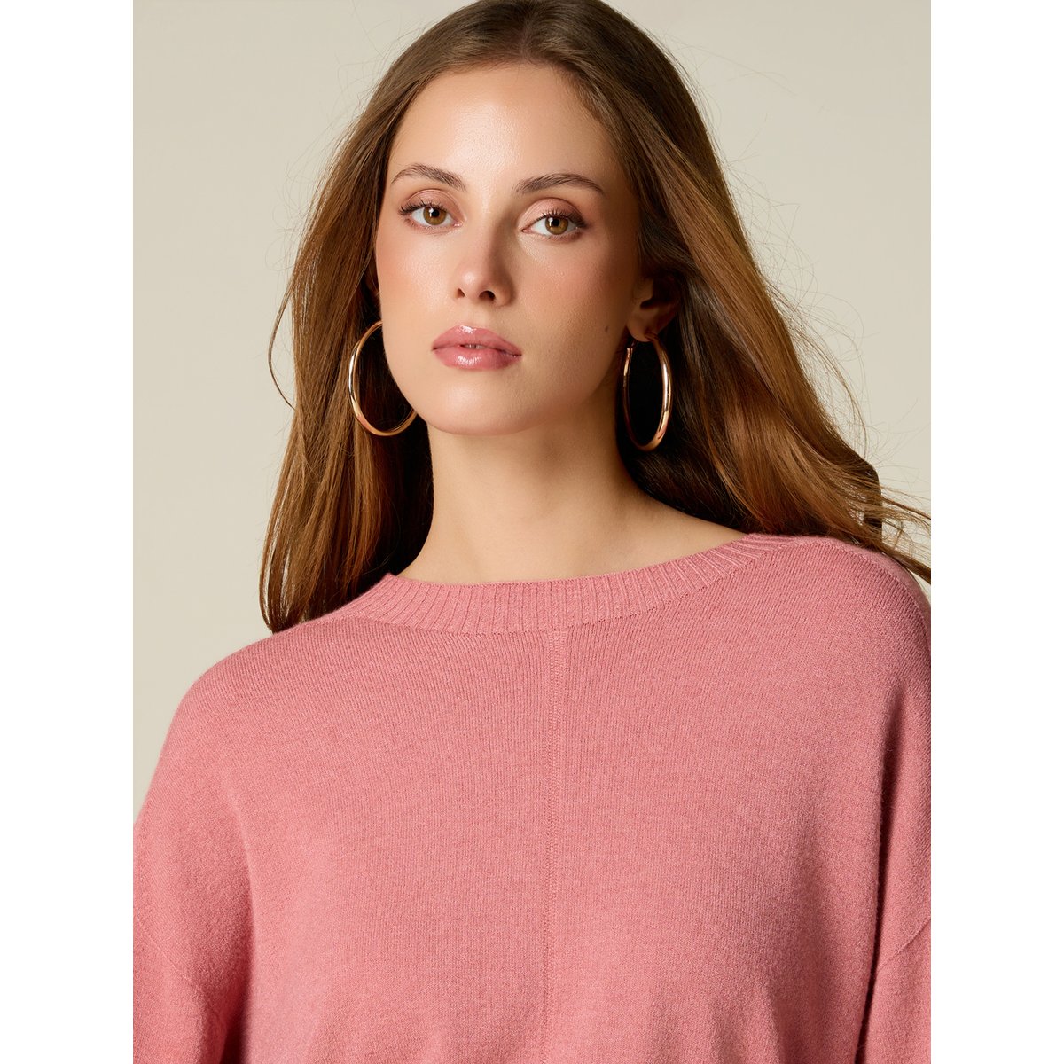 Pull ras du cou rose, OLTRE
