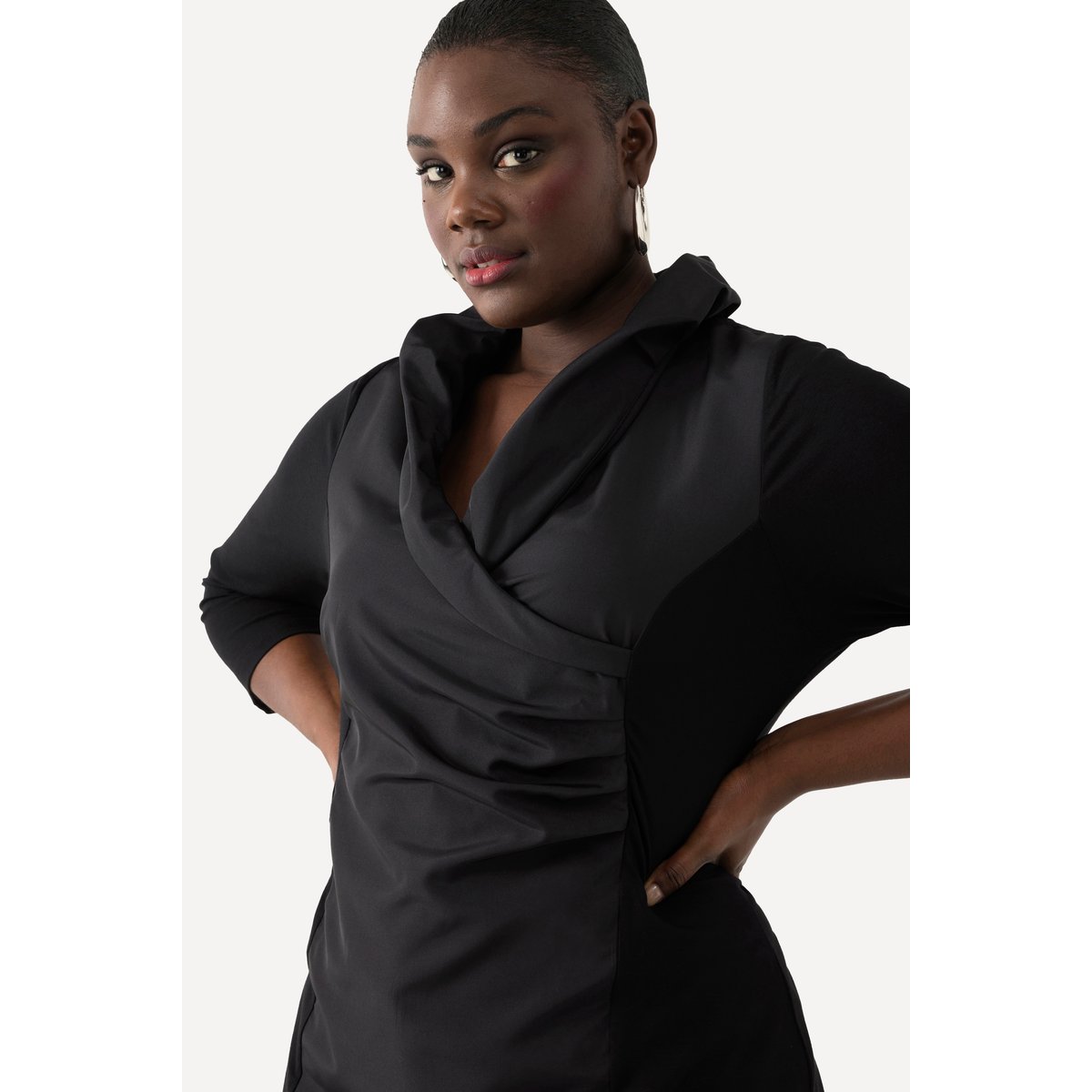 Blouse collection Classic. Encolure V et noir, ULLA POPKEN