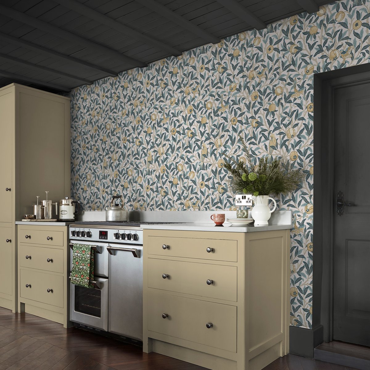 Papier peint Oiseaux et fleurs de grenadier du matin bleu sarcelle, ocre, WILLIAM MORRIS AT HOME