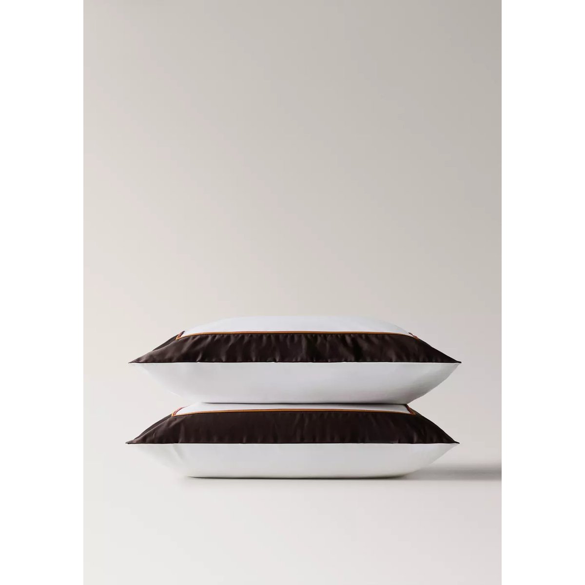 Deux taies d'oreiller en coton avec bordure en satin et passepoil contrasté, 60 x 60 cm écru, MANGO HOME