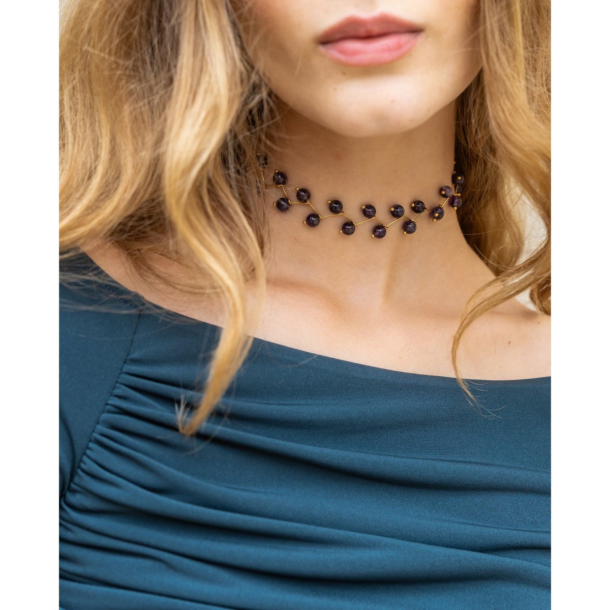 Collier avec des pierres naturelles dorado, THE-ARE