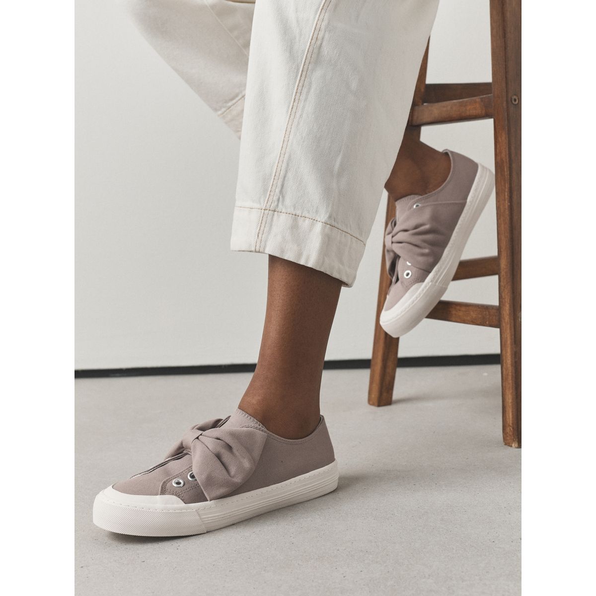 Baskets en toile avec nœud forever comfort® taupe, NEXT