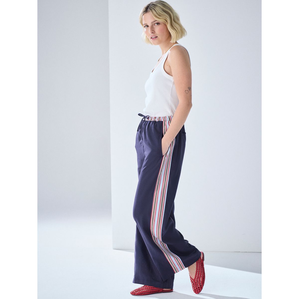 Pantalon large en lin mélangé à bandes côté bleu marine/rouge, NEXT