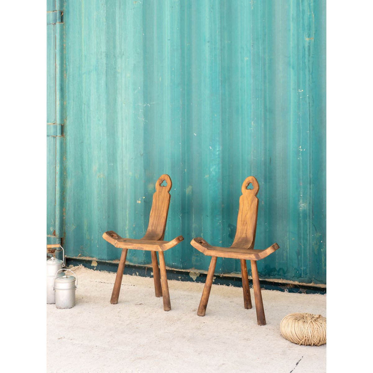 Paire de petites chaises en bois Claude N°1411 - Bon état bois foncé, DEBONGOUT