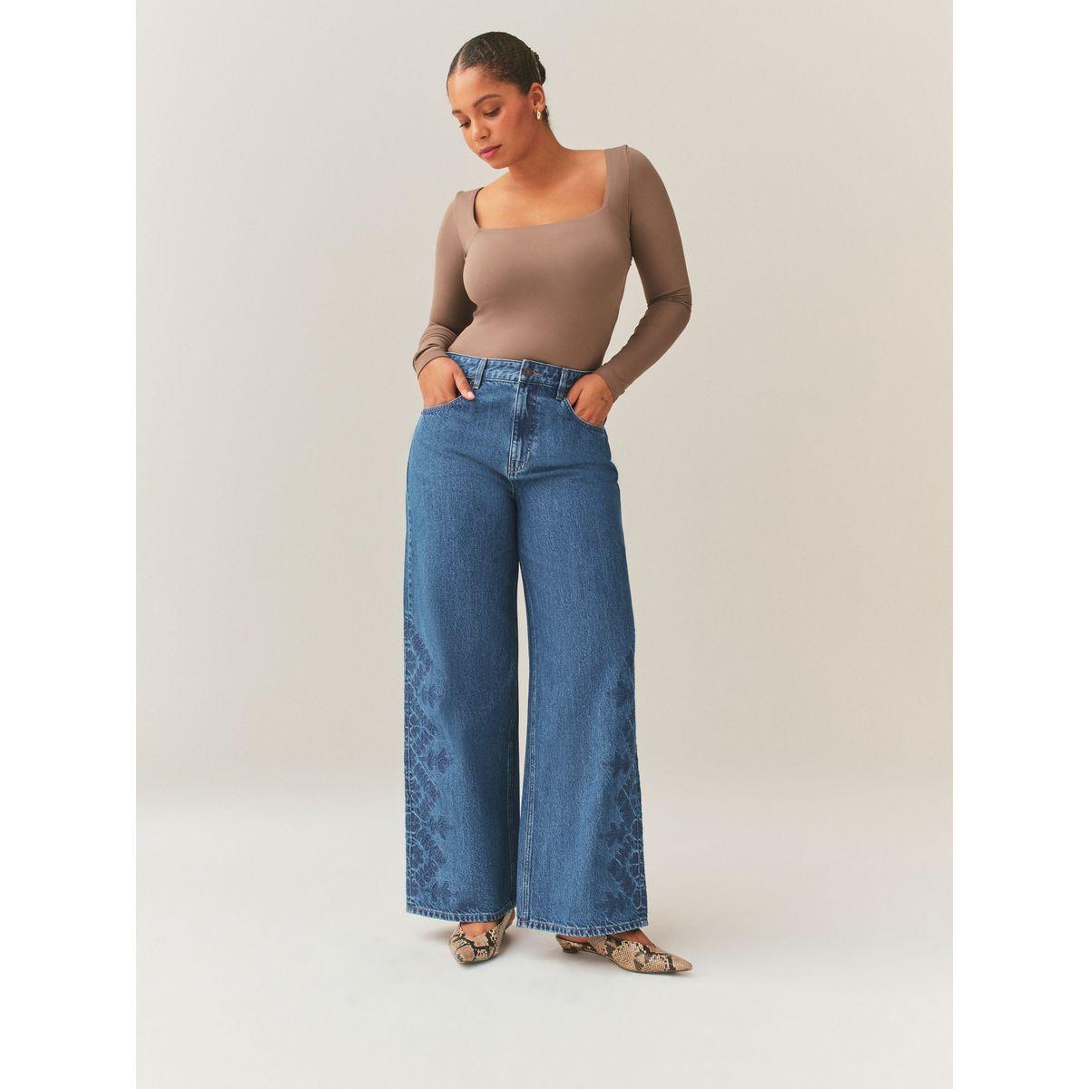 Jean large sablier denim bleu moyen brodé, NEXT