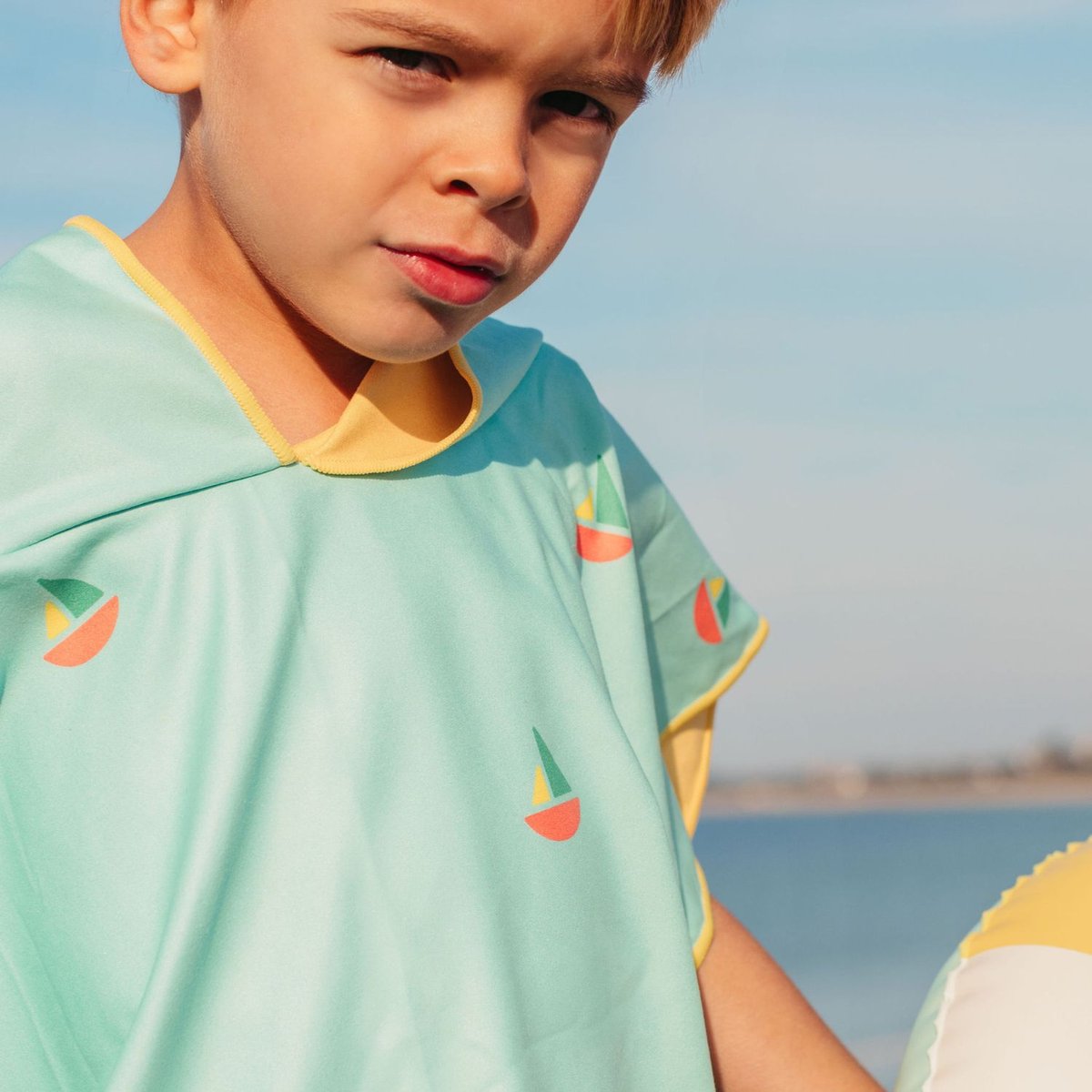 Poncho de plage bleu, jaune, orange, QUUT