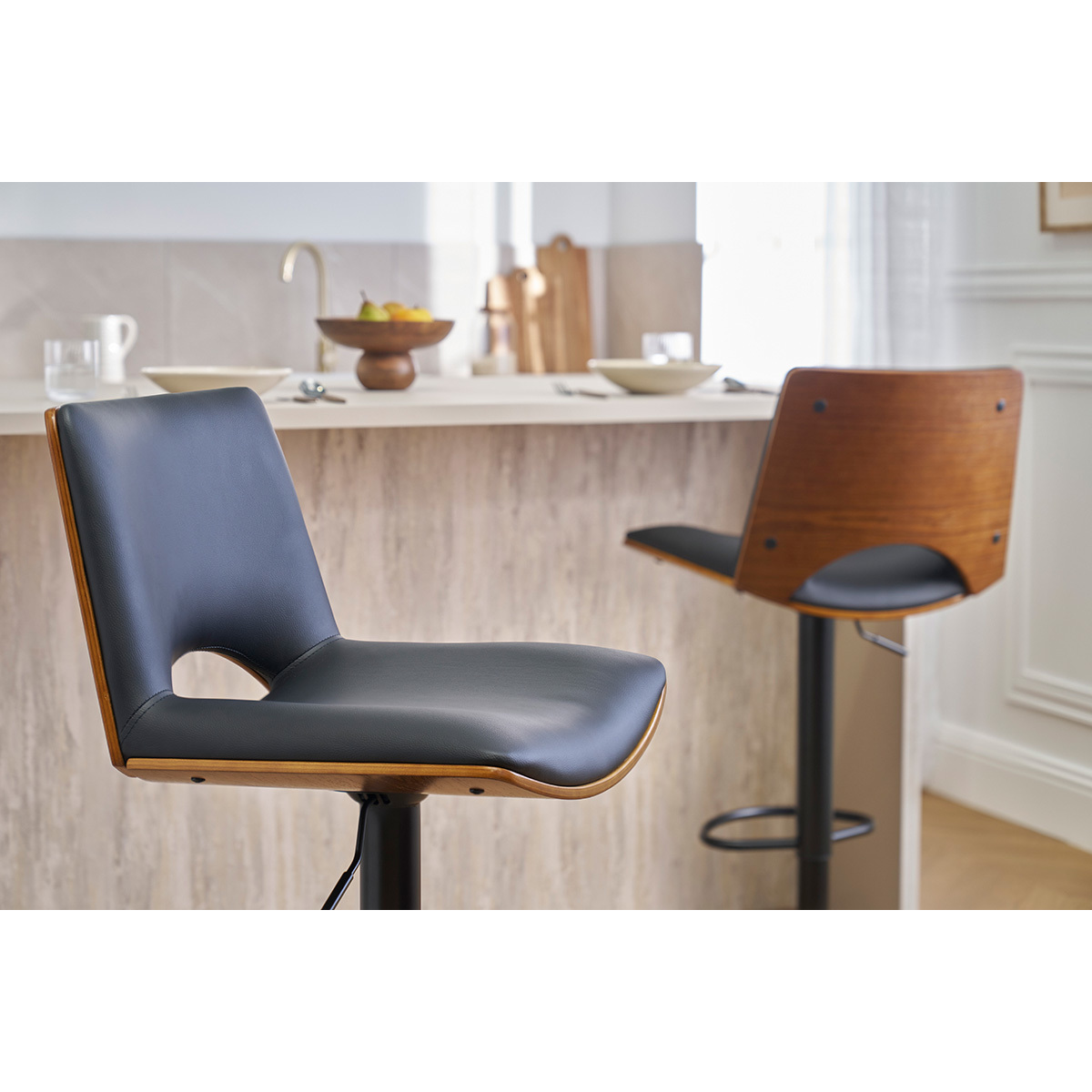 Tabouret de bar design réglable PANACH noyer / noir, MILIBOO