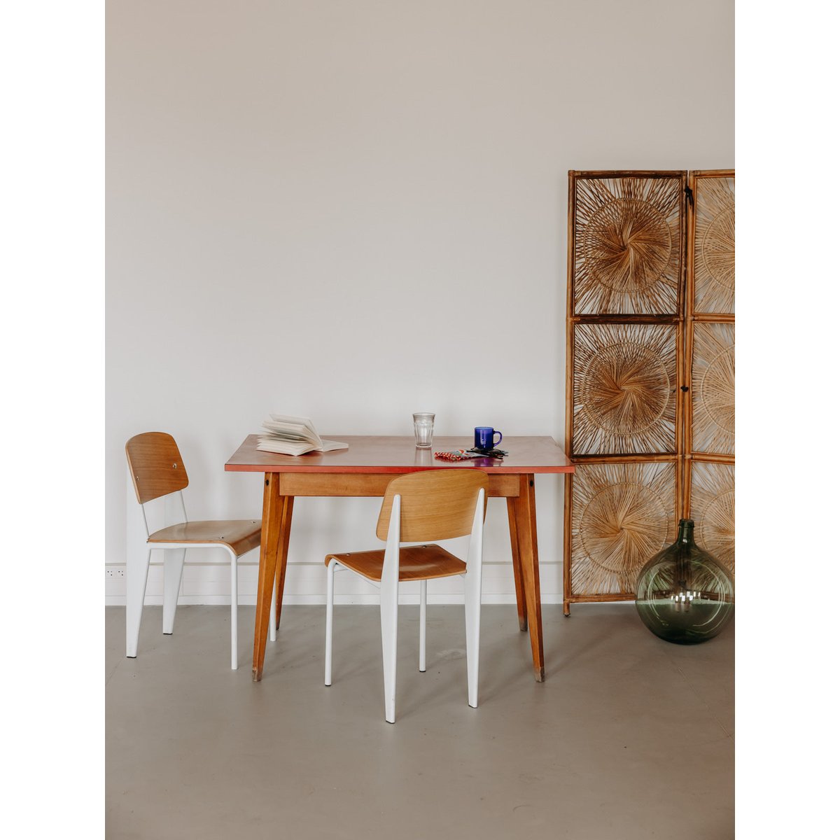 Table à manger au plateau en formica rouge Karla N°1281 - Bon état bois clair, DEBONGOUT