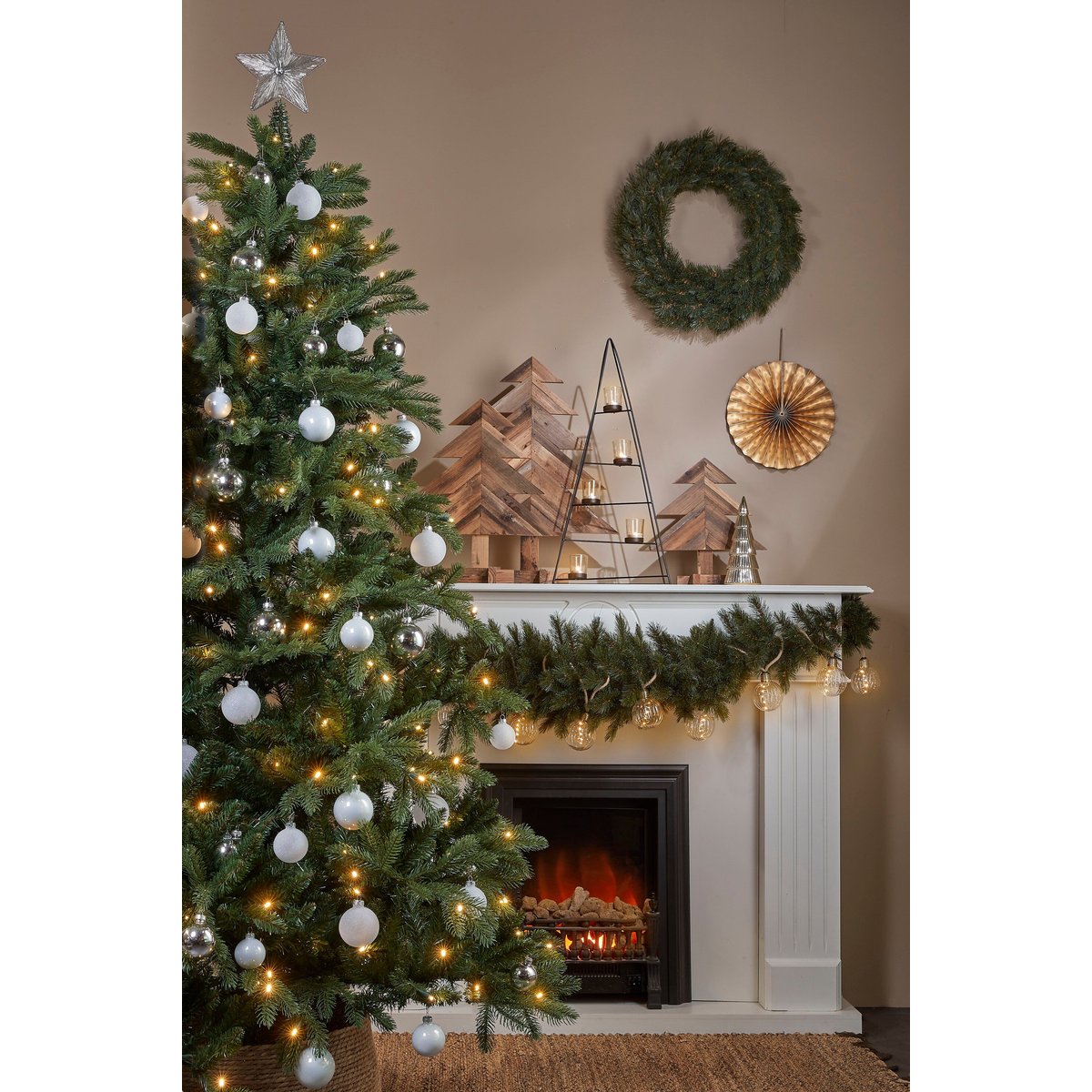 Sapin de Noël artificiel avec LED H215 cm BRAMPTON vert, BLACK BOX TREES