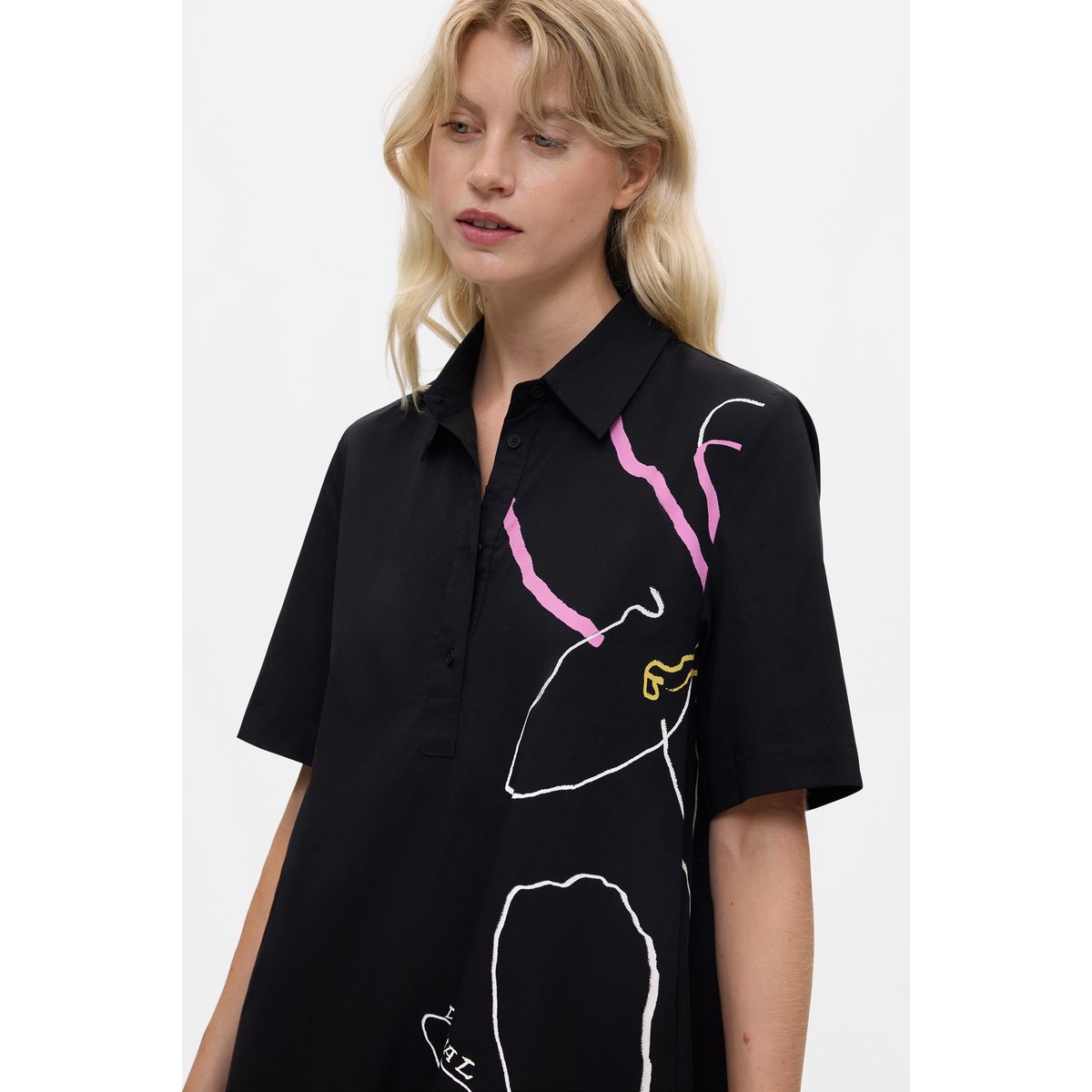 Robe courte à fleurs noir, DESIGUAL