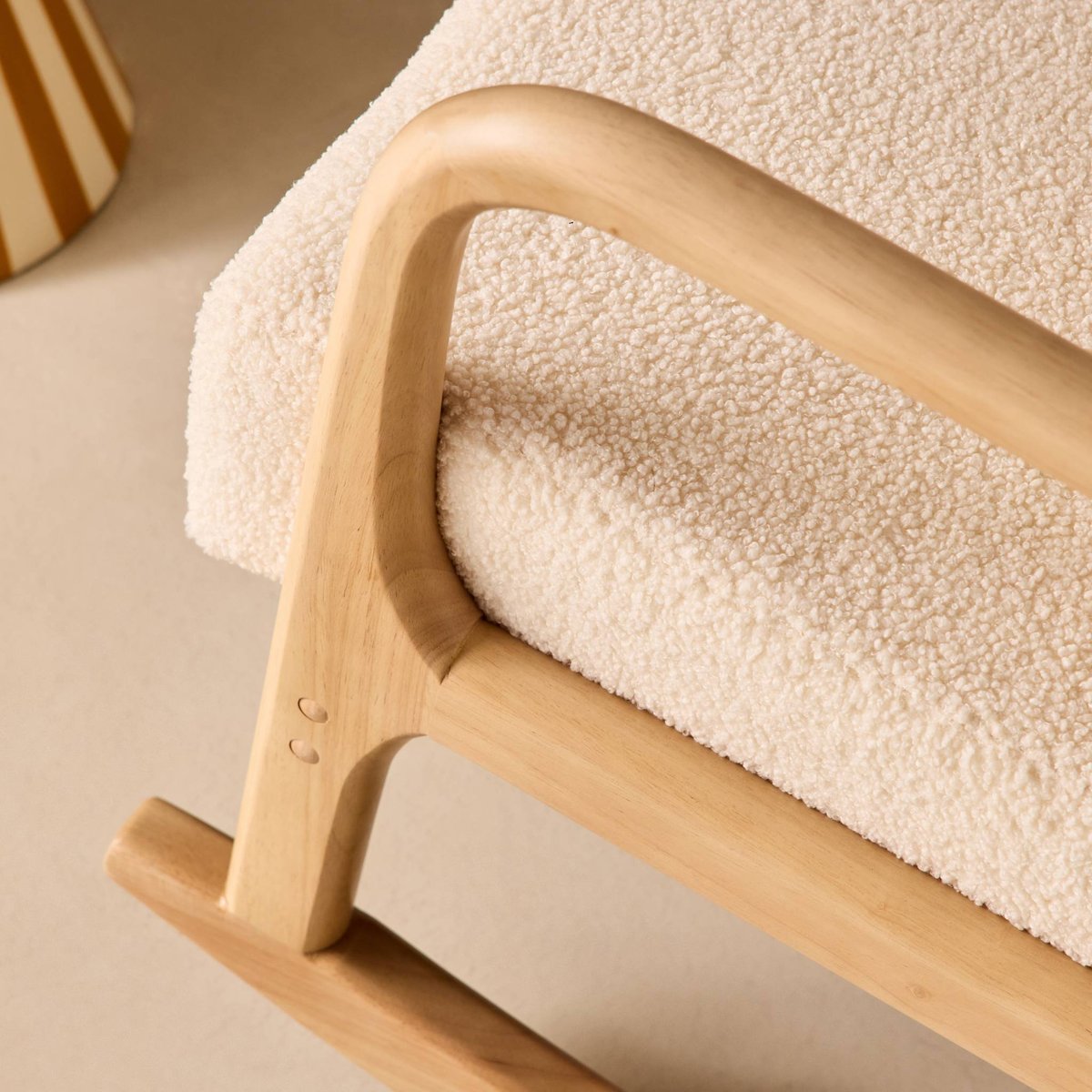 Rocking chair scandinave bois d'hévéa et bouclette LORENS crème, SWEEEK