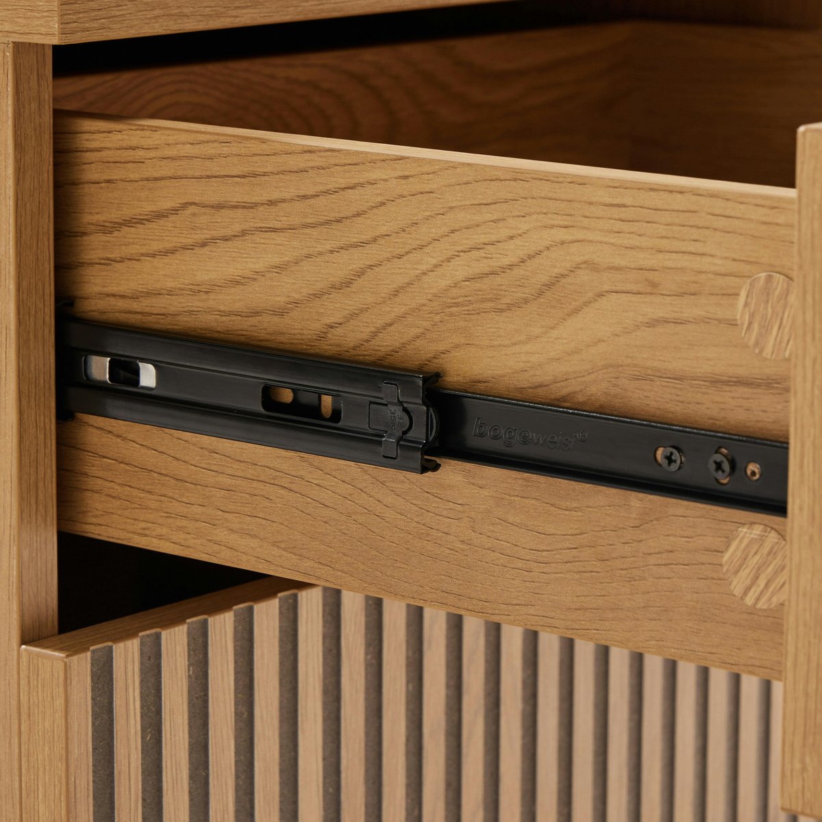 Chevet 2 tiroirs décor effet bois rainuré noir et naturel OLETTA bois naturel, PIER IMPORT