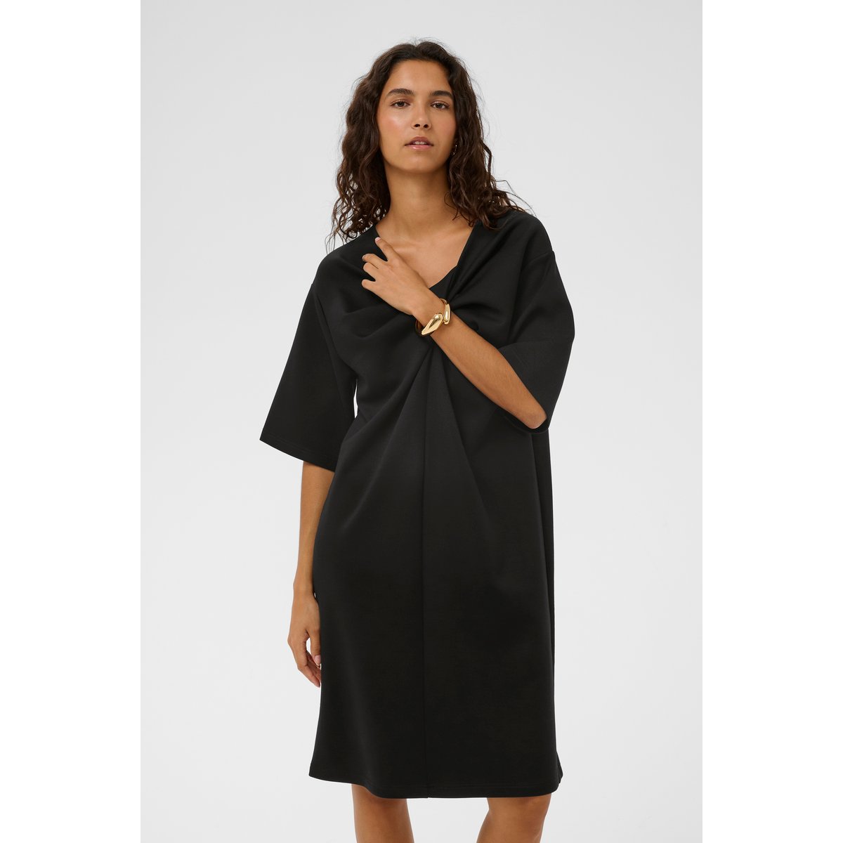 Robe noir, SOAKED IN LUXURY