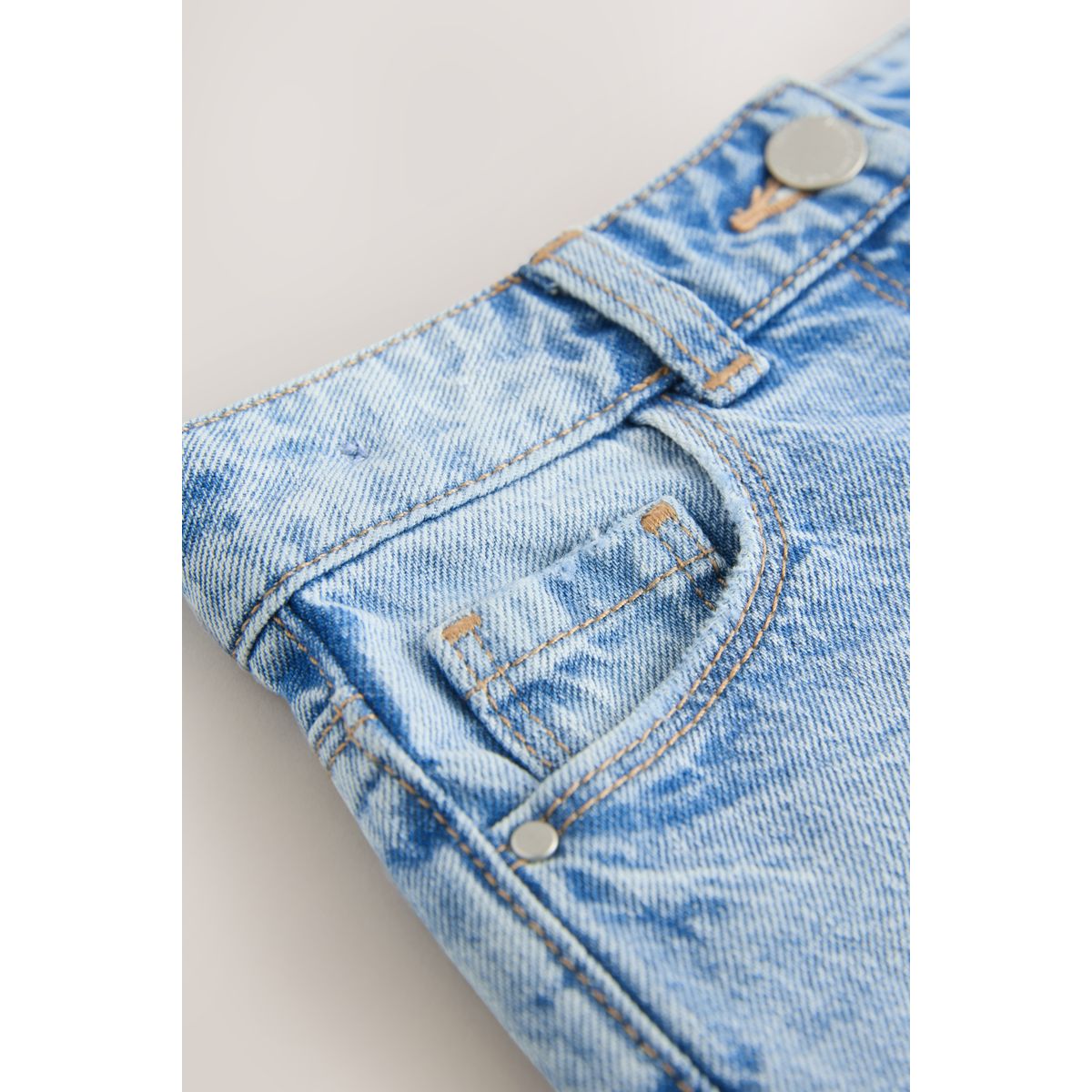 Short en jean à bords effilochés bleu moyen, NEXT